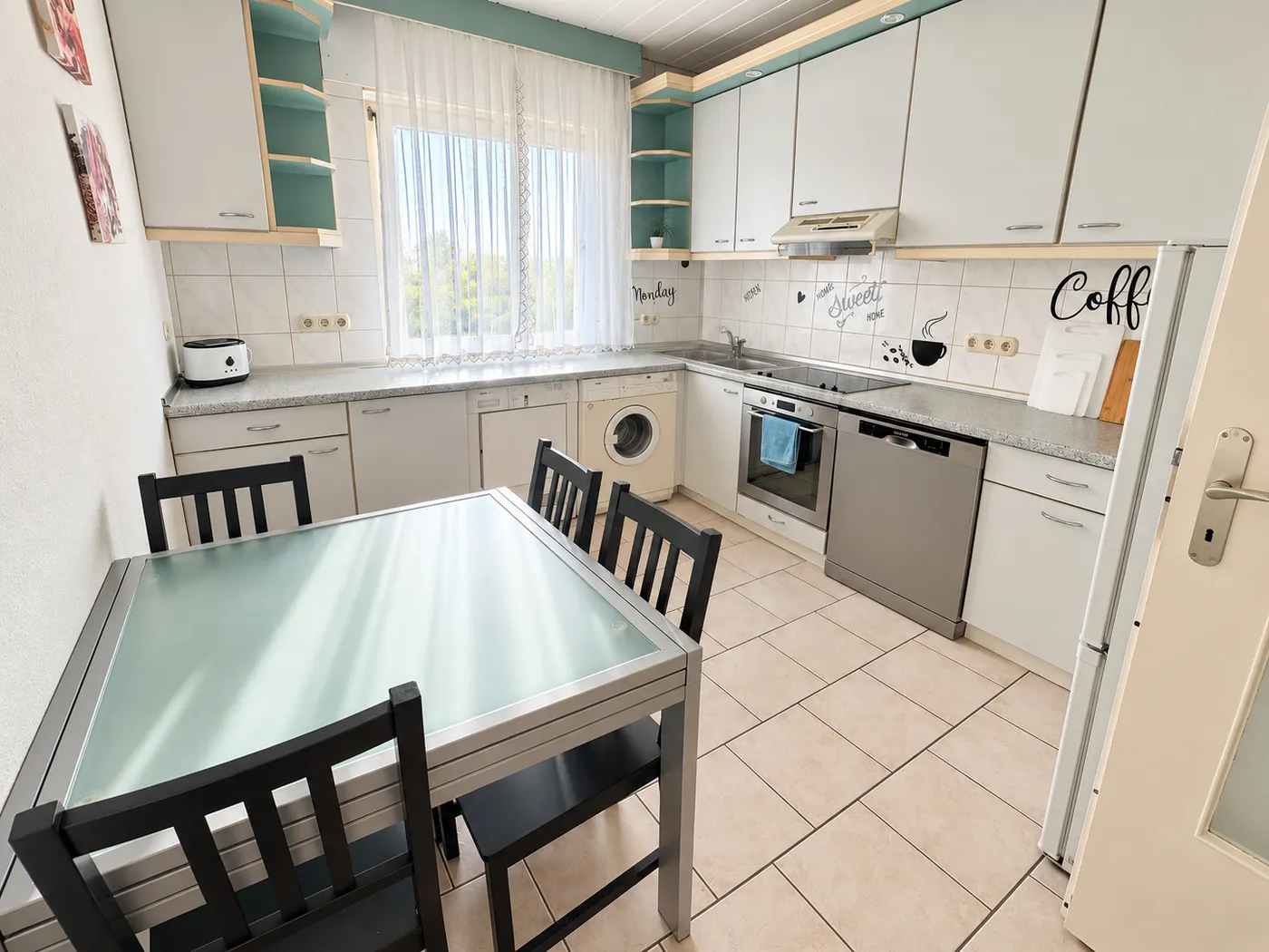 Küche mit Esstisch, Herd und Geschirrspüler in derselben Wohnung