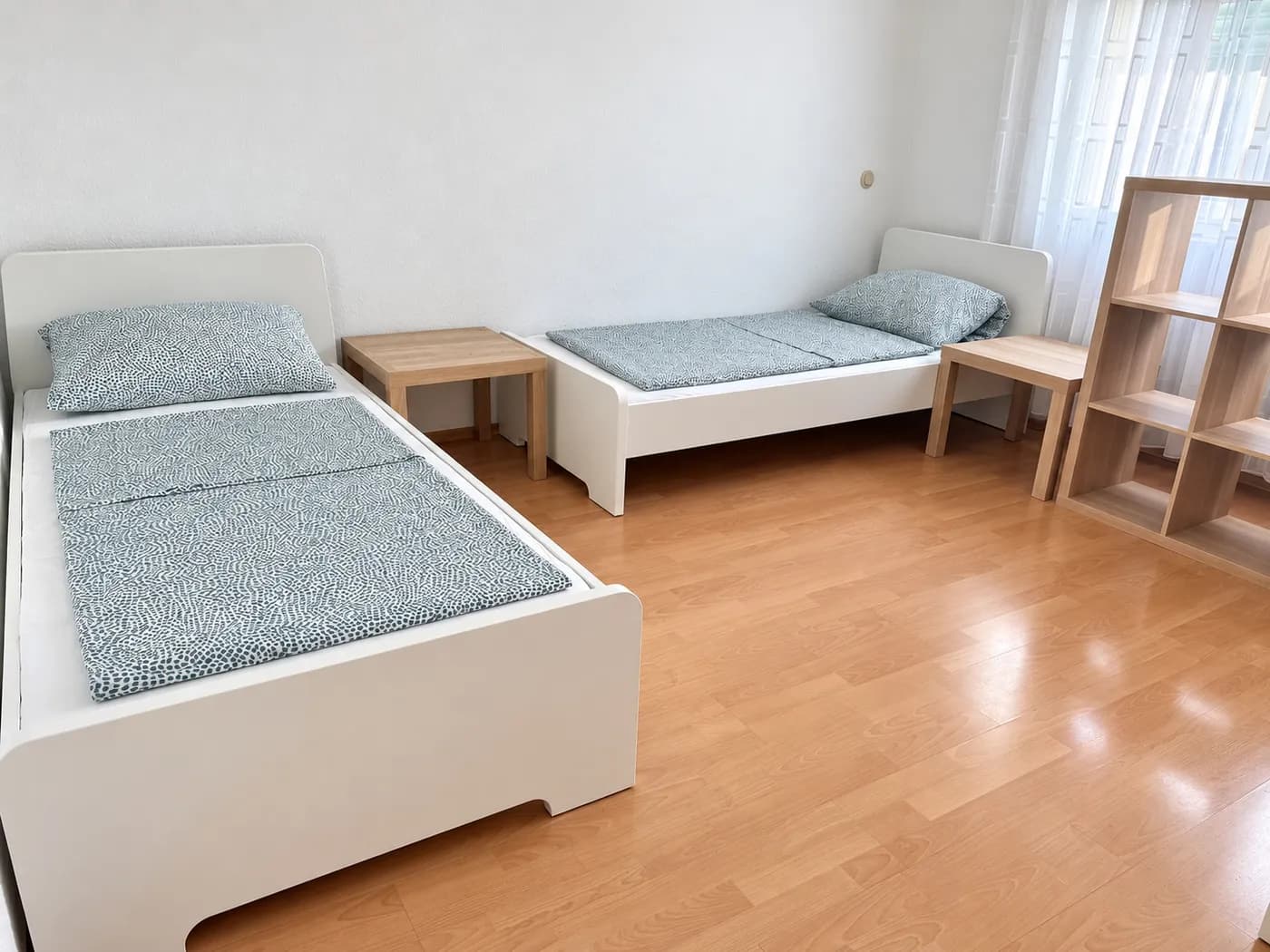 Weiterer Schlafraum mit zwei Einzelbetten in derselben Wohnung