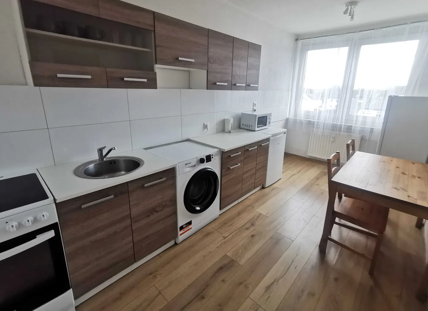 Küche mit Essplatz und Waschmaschine in einer Monteurwohnung in Duisburg