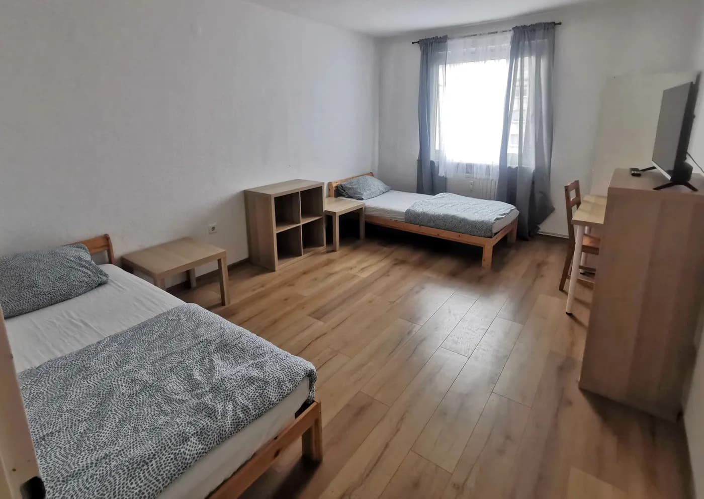 Geräumiges Schlafzimmer mit zwei Einzelbetten in einer Monteurwohnung in Duisburg