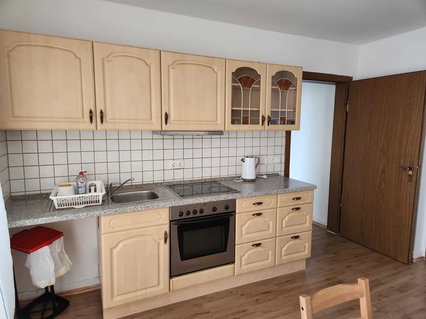 Ausgestattete Küche mit Herd und Backofen in einer Monteurwohnung in Essen