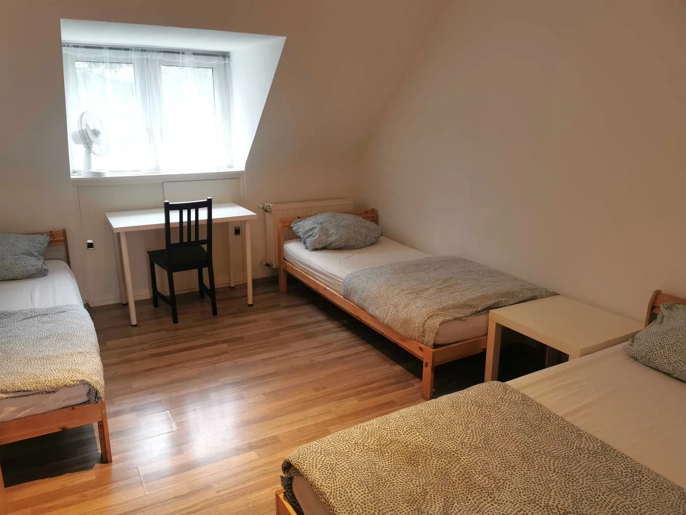Mehrbettzimmer mit Schreibtisch für ein Monteurteam in Essen