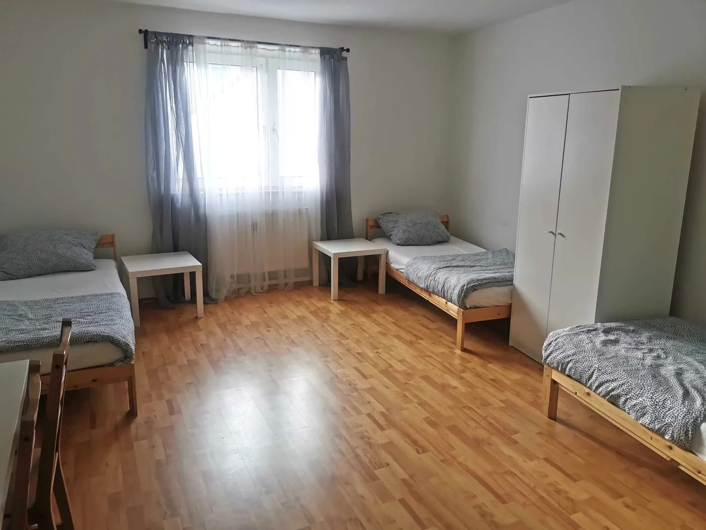 Helles Schlafzimmer einer Monteurwohnung in Essen mit drei getrennten Einzelbetten