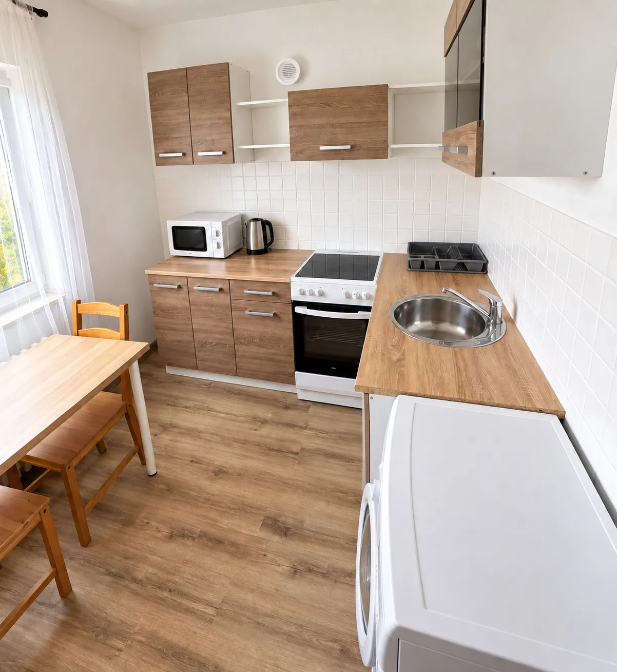 Küche mit Herd, Esstisch und Waschmaschine in der Wohnung in Krefeld