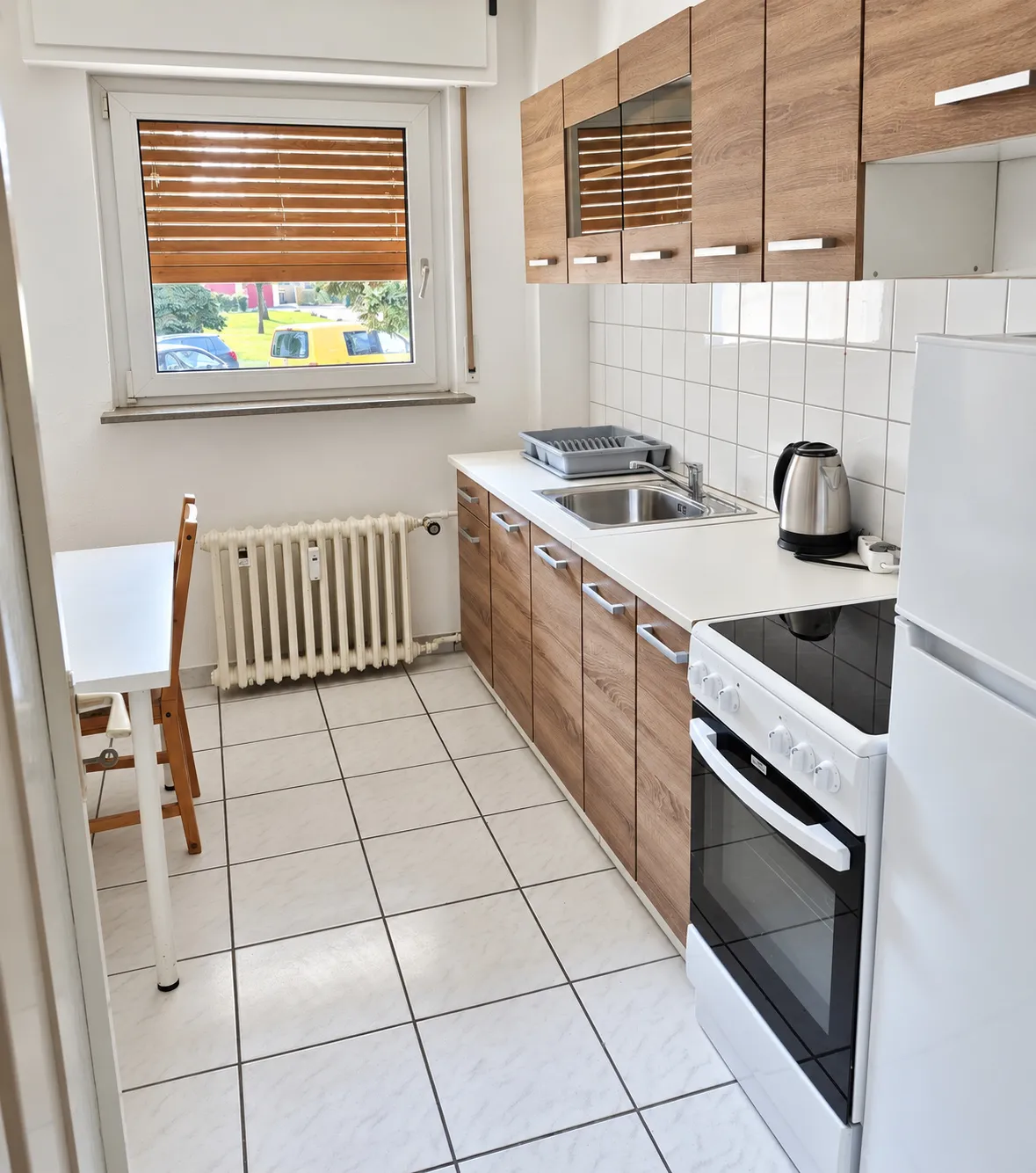 Küche mit Herd und Holzfronten in derselben Wohnung