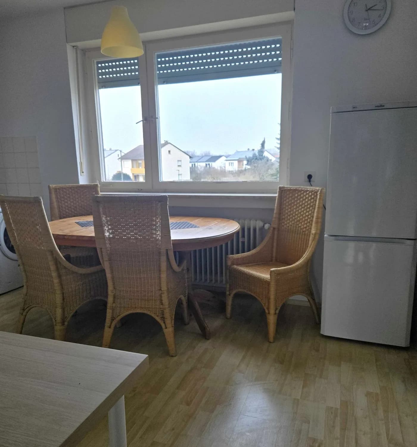 Küche mit rundem Esstisch in der Wohnung in Vohburg an der Donau