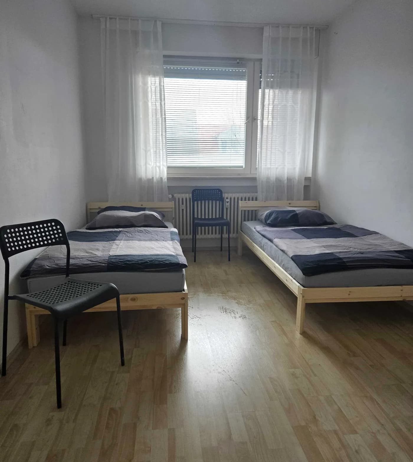 Schlafzimmer mit zwei Einzelbetten in derselben Wohnung in Vohburg an der Donau