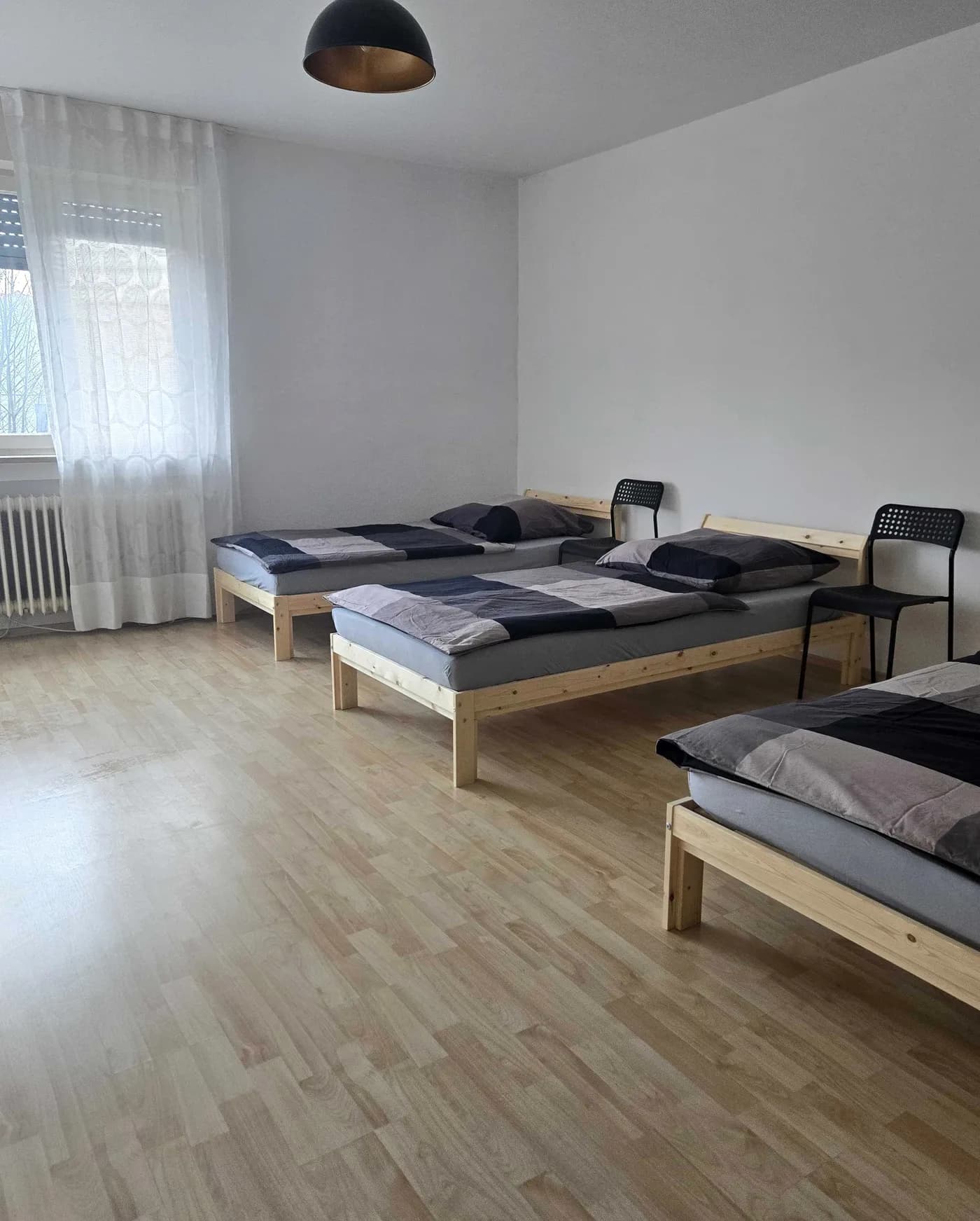 Zimmer mit drei getrennten Einzelbetten in einer Hometime24 Wohnung in Vohburg an der Donau