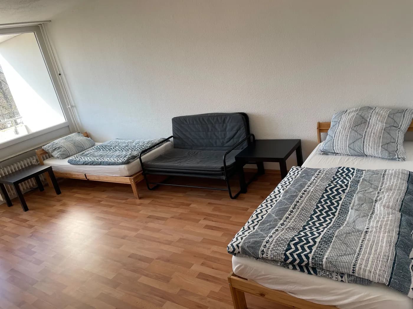 Geräumiges Zimmer der Monteurunterkunft in Wesseling mit Einzelbetten und zusätzlichem Schlafsofa