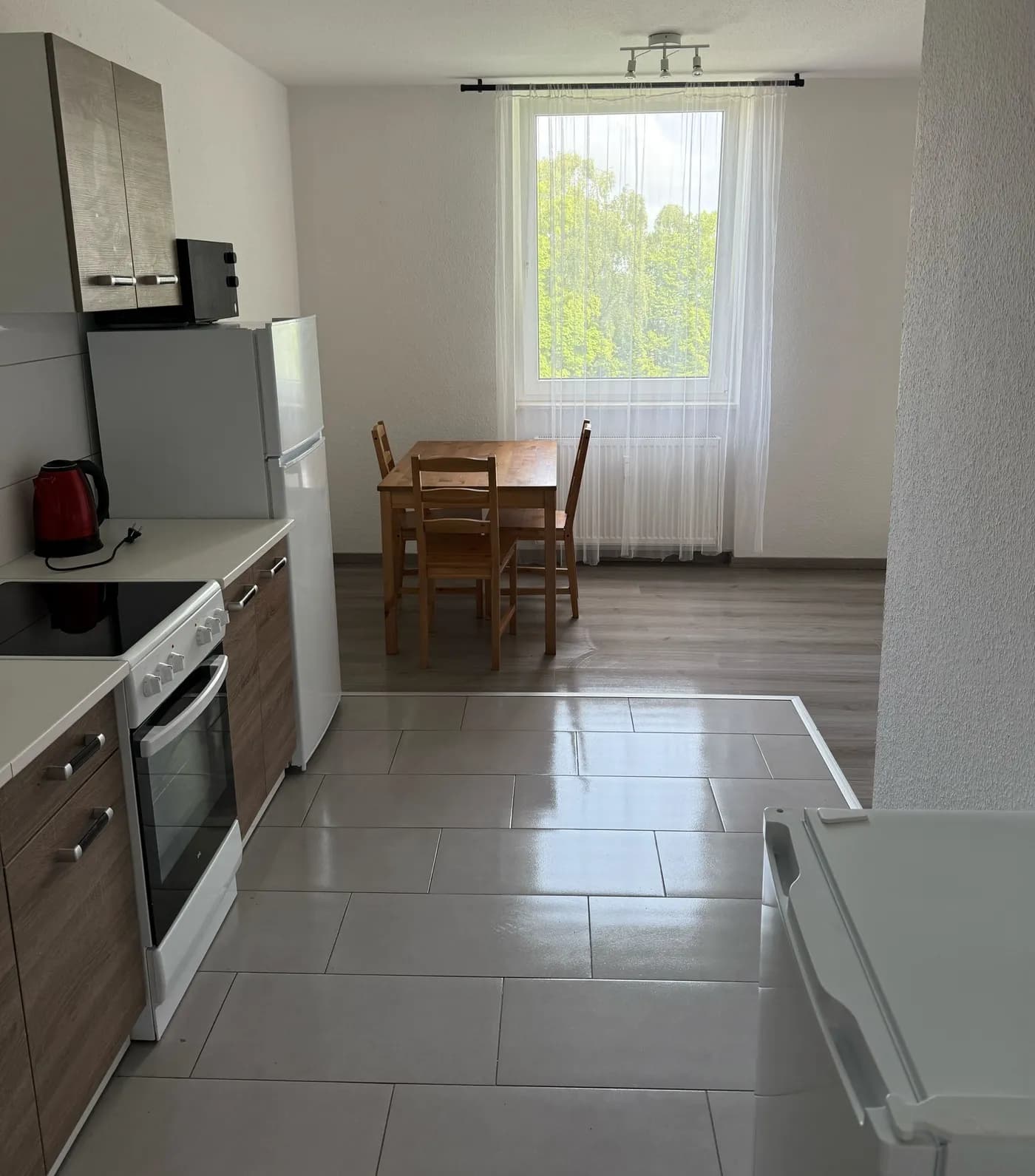 Voll ausgestattete Küche mit Essecke in einer Monteurwohnung in Wuppertal