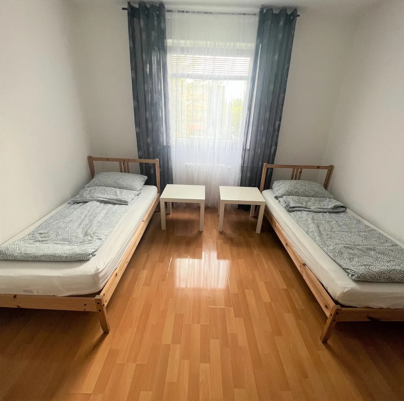 Zimmer mit zwei getrennten Einzelbetten in einem Monteurzimmer in Wuppertal