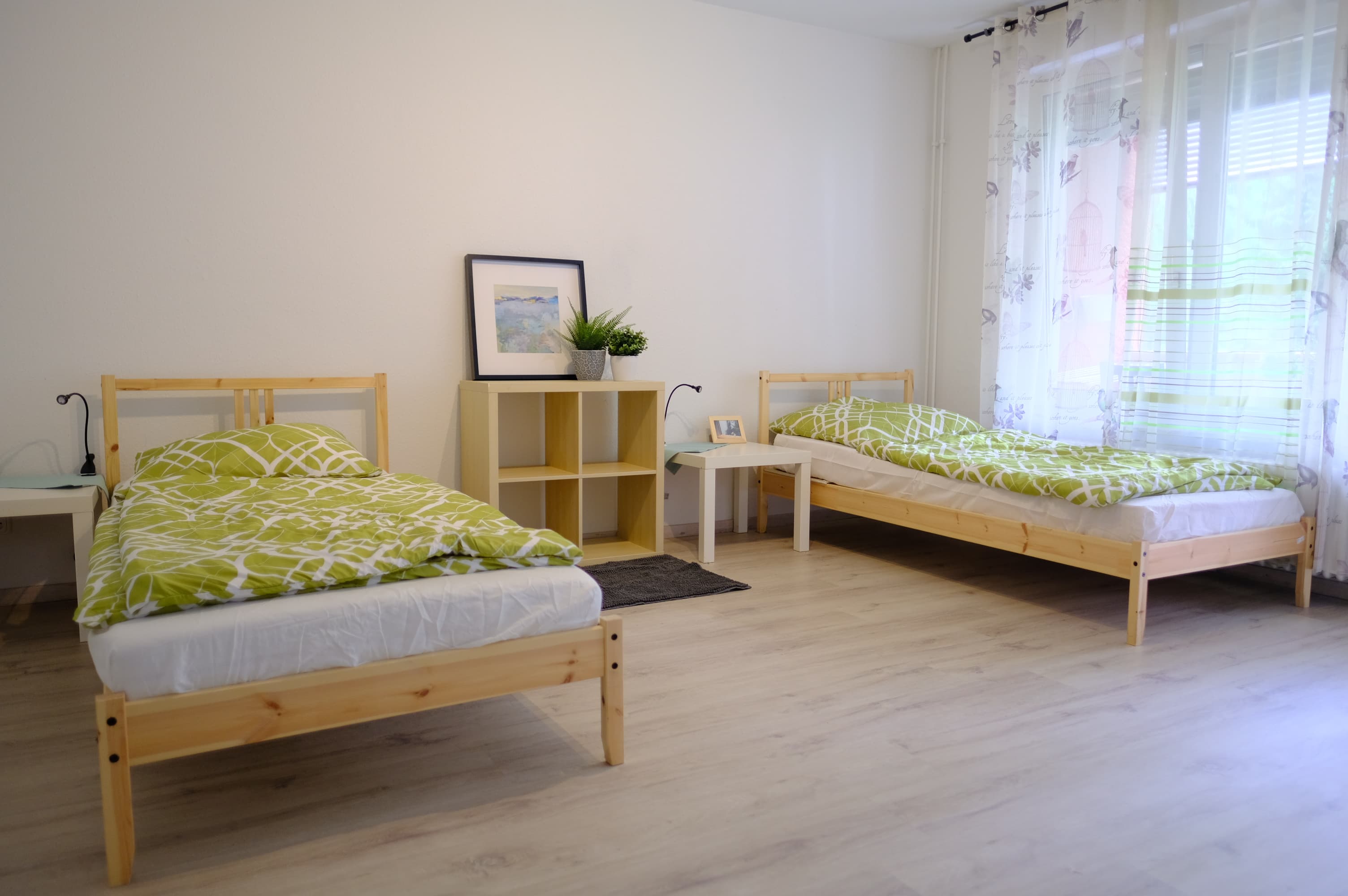 Schlafzimmer mit grüner Bettwäsche