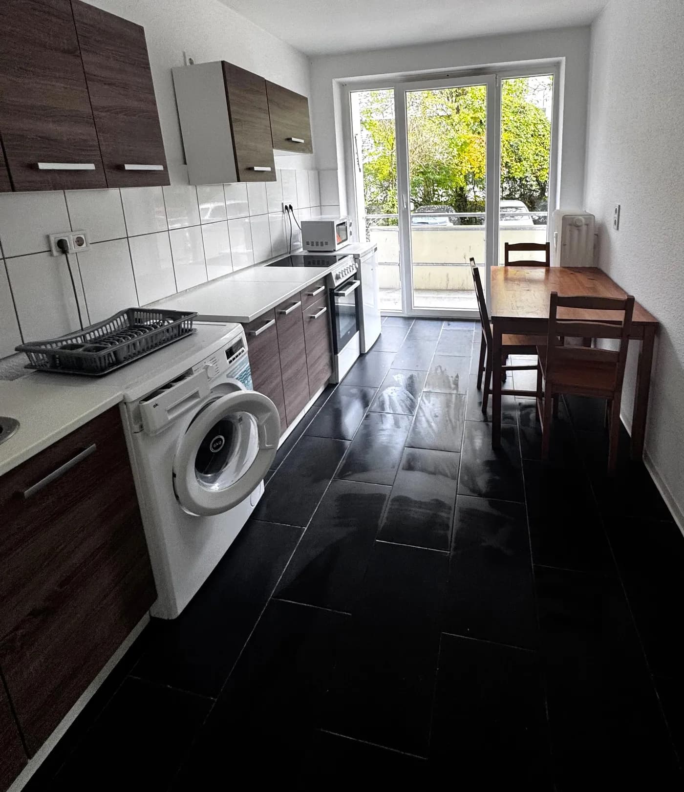 Küche mit Herd, Backofen, Mikrowelle und Kühlschrank in einer Monteurwohnung im Raum Aachen
