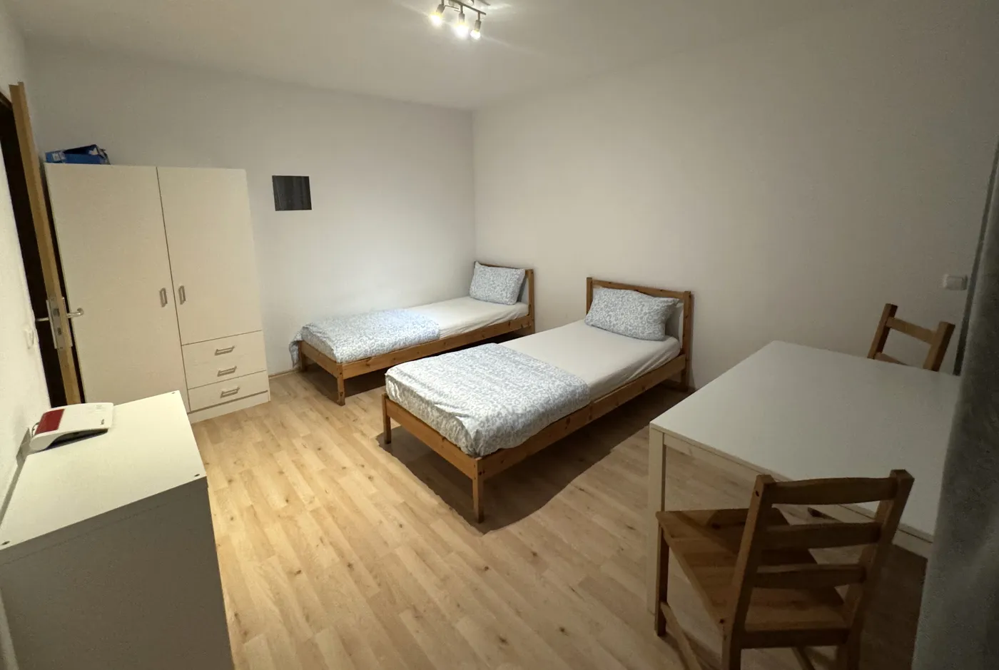 Zimmer mit zwei Einzelbetten und Esstisch in einem Monteurzimmer in Bochum