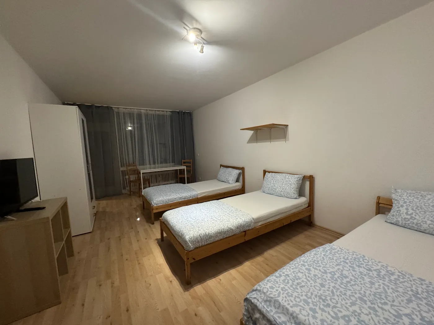 Schlafzimmer mit drei getrennten Einzelbetten in einer Monteurwohnung in Bochum