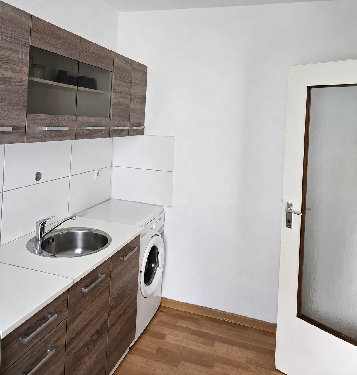Küchenzeile mit Spüle und Waschmaschine in der Wohnung in Bochum