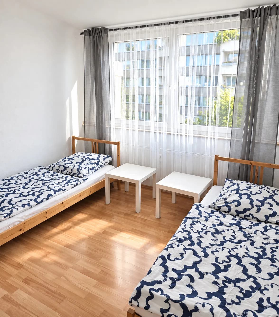 Schlafzimmer mit zwei getrennten Einzelbetten in einer Hometime24 Wohnung in Bochum