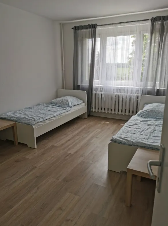Weiteres geräumiges Zimmer der Monteurunterkunft in Borsdorf mit zwei Einzelbetten und großem Fenster