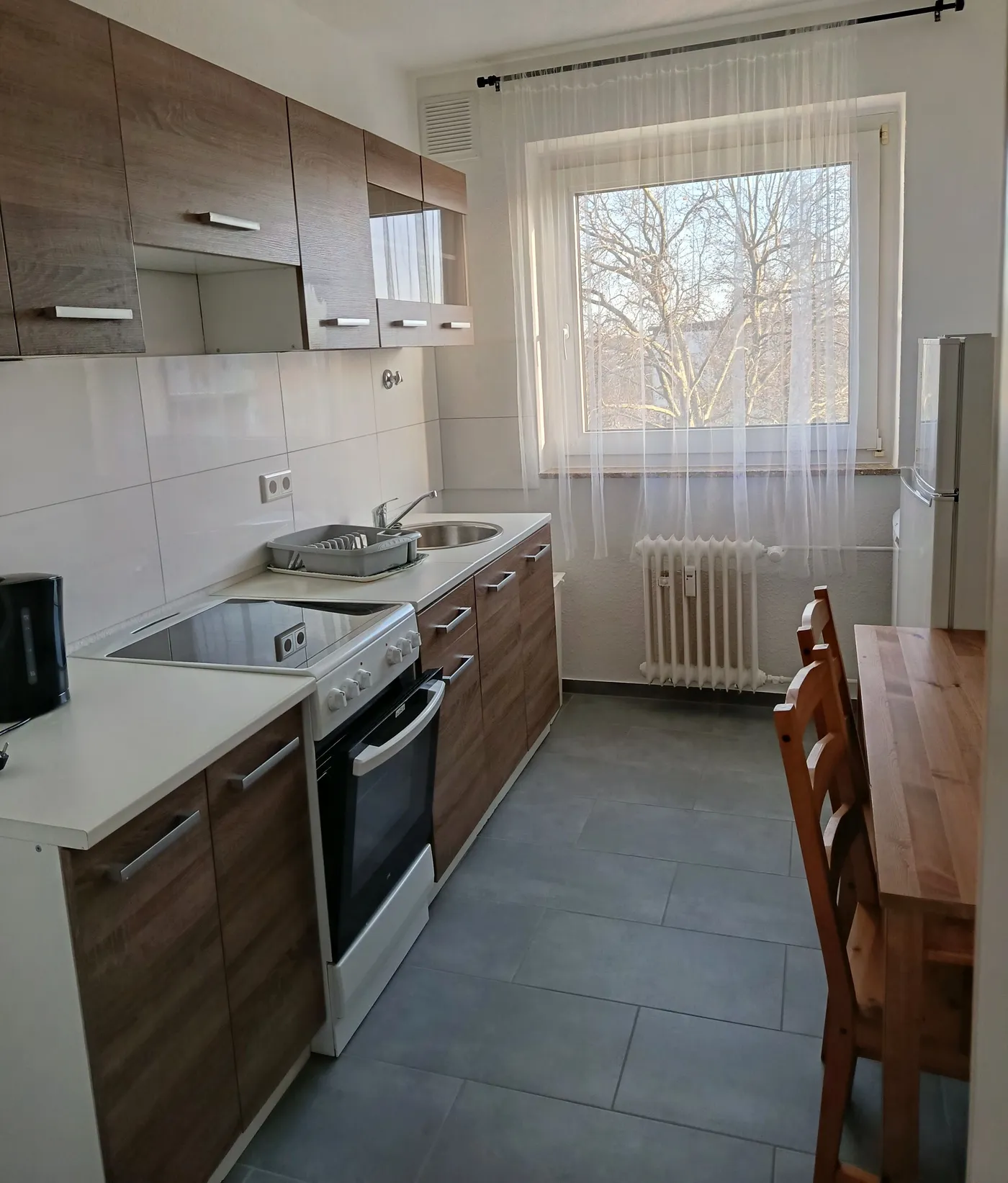 Helle ausgestattete Küche mit Essplatz in einer Monteurwohnung in Dormagen
