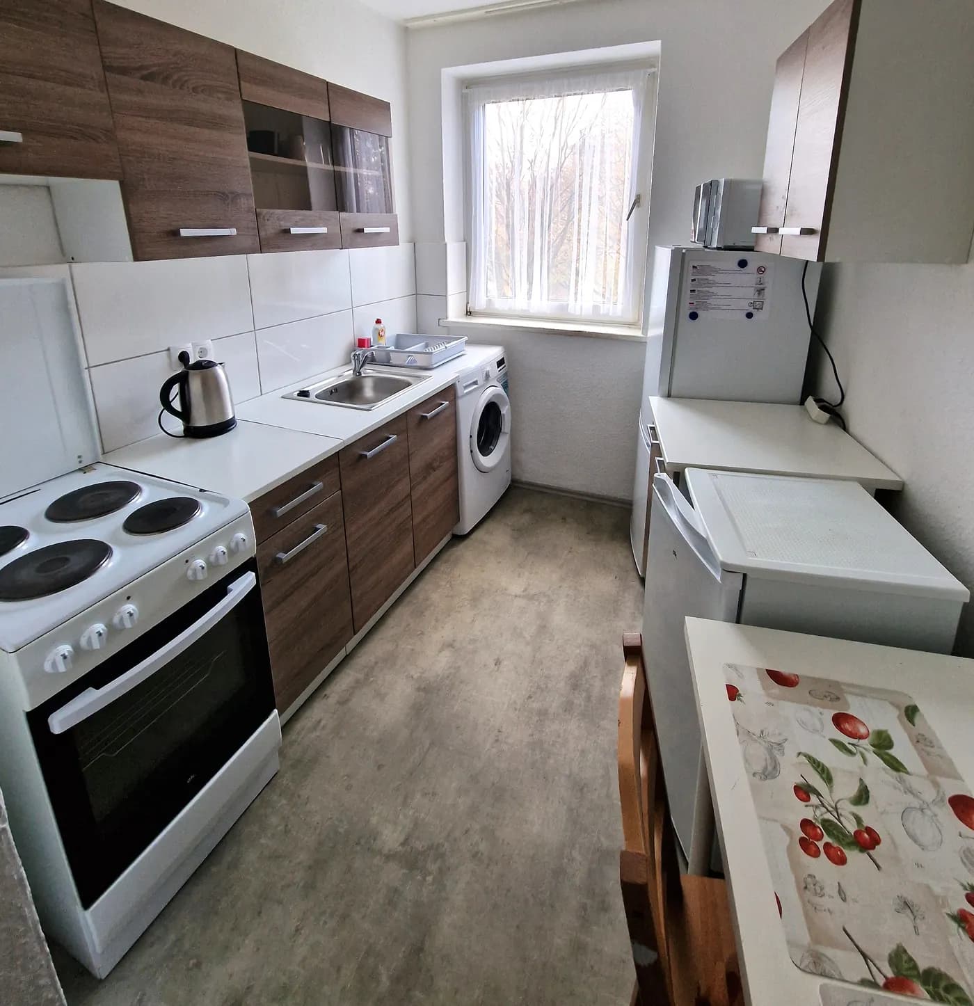 Ausgestattete Küche mit Herd, Backofen und Waschmaschine in einer Monteurwohnung in Dortmund
