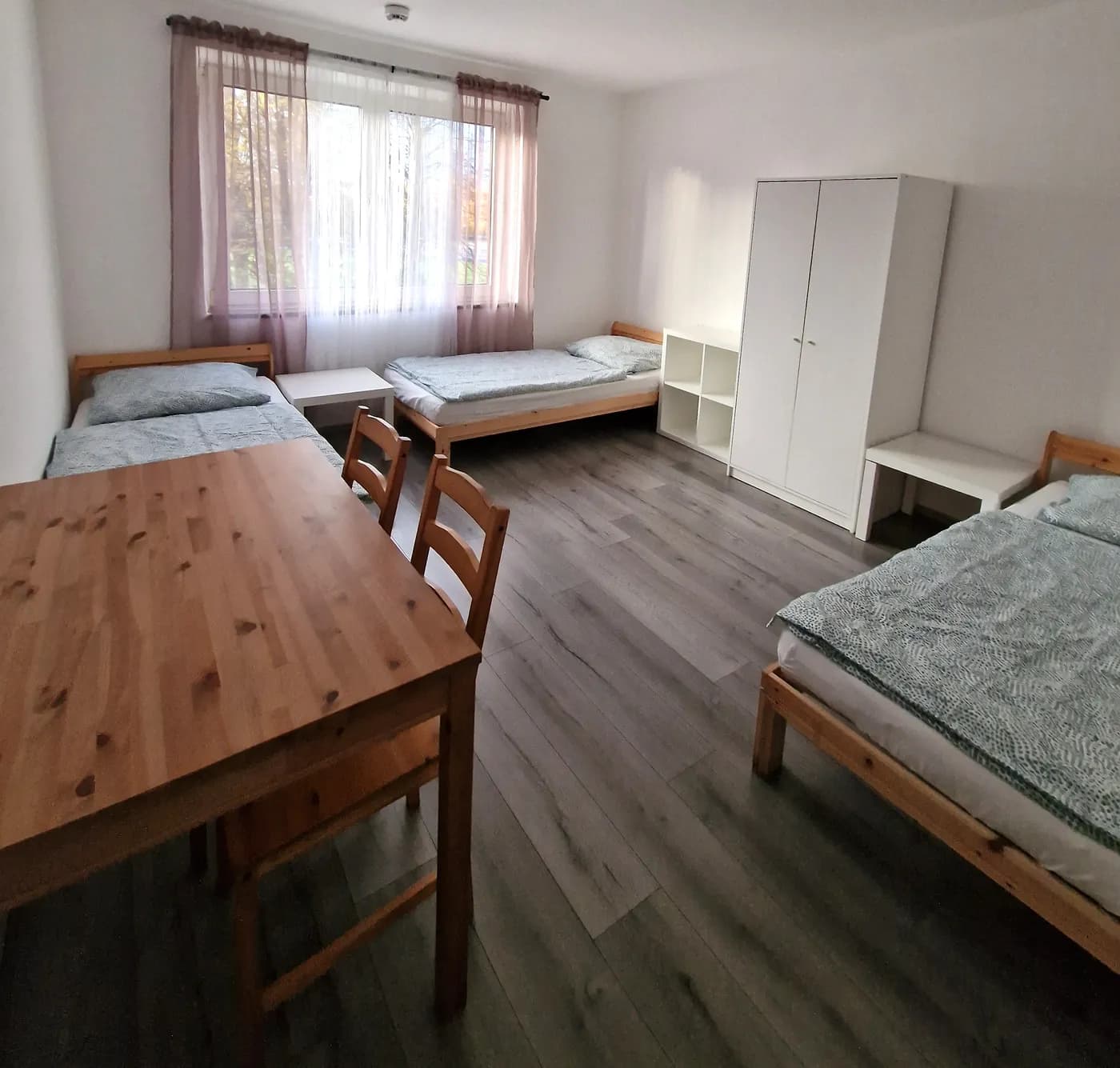 Geräumiges Mehrbettzimmer mit Kleiderschrank für ein Monteurteam in Dortmund