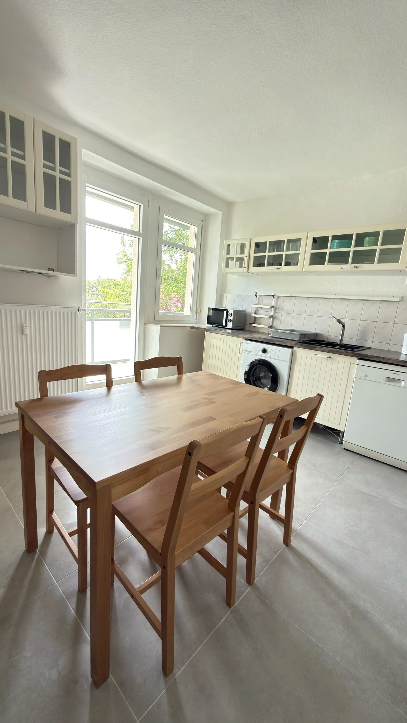 Helle ausgestattete Küche mit Essplatz in einer Monteurwohnung in Dresden