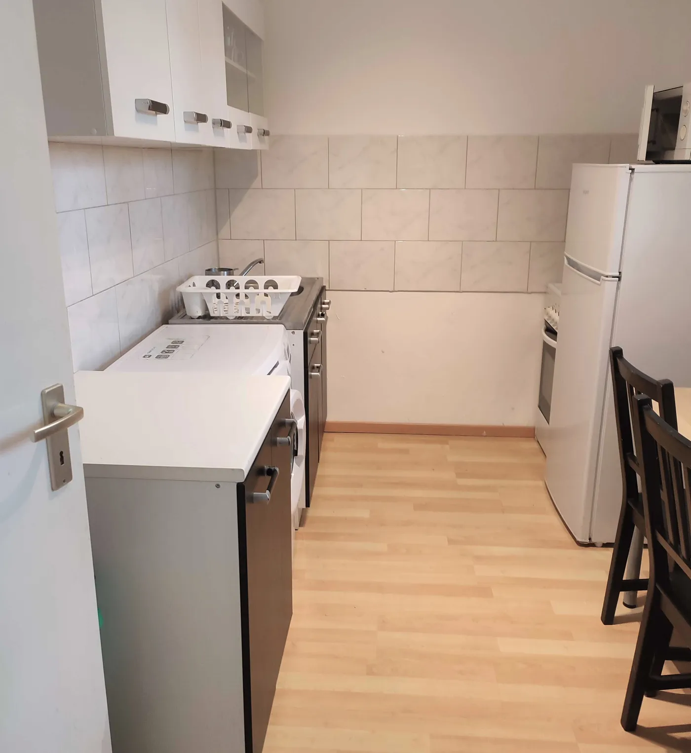 Voll ausgestattete Küche mit Herd und Waschmaschine in einer Monteurwohnung in Düsseldorf