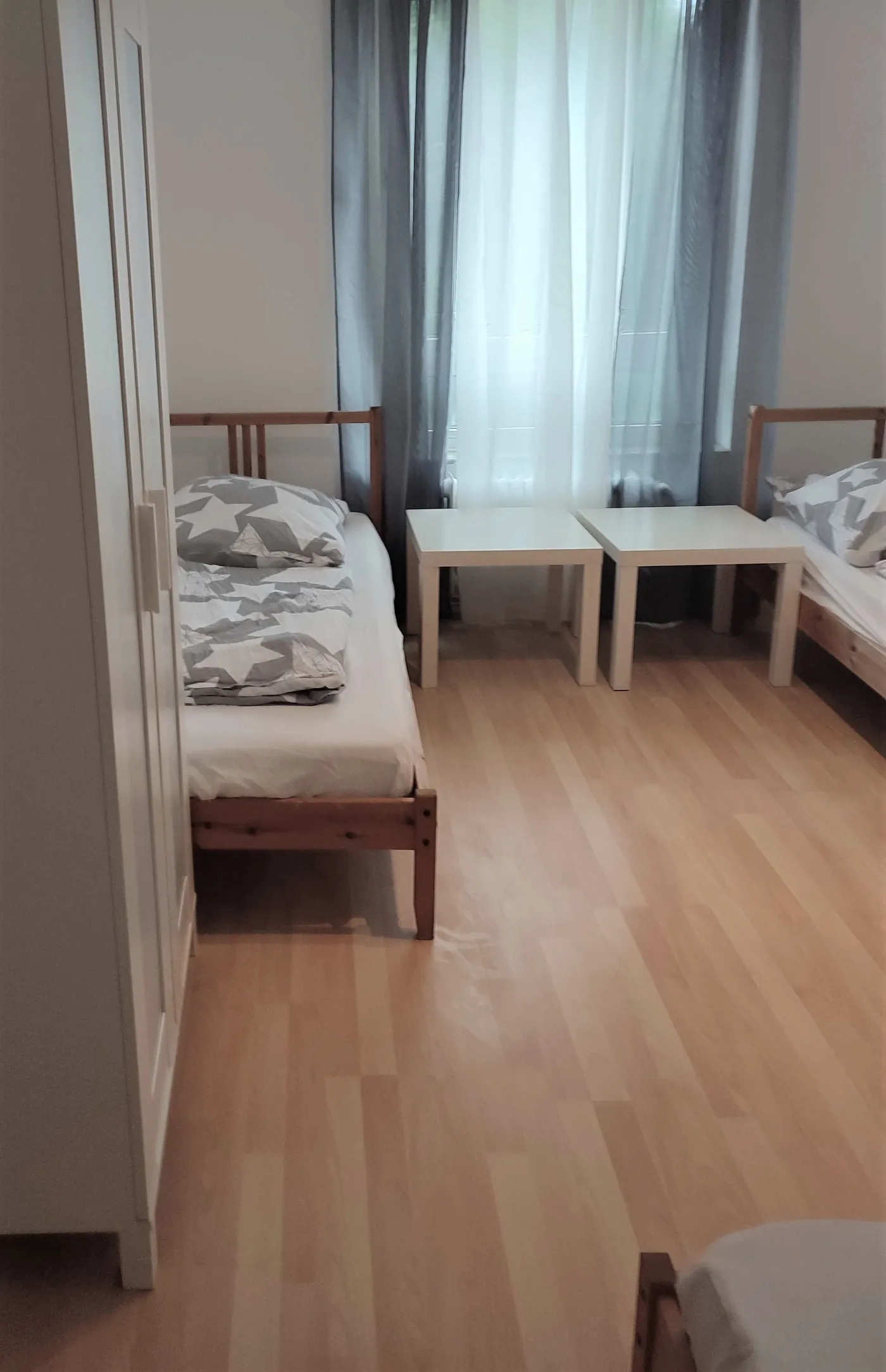 Zimmer mit zwei getrennten Einzelbetten in einem Monteurzimmer in Düsseldorf