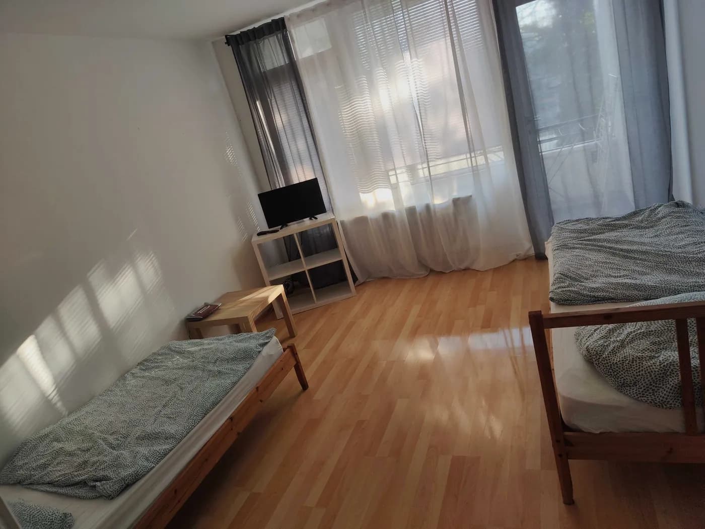 Helles Schlafzimmer einer Monteurwohnung in Düsseldorf mit zwei getrennten Einzelbetten