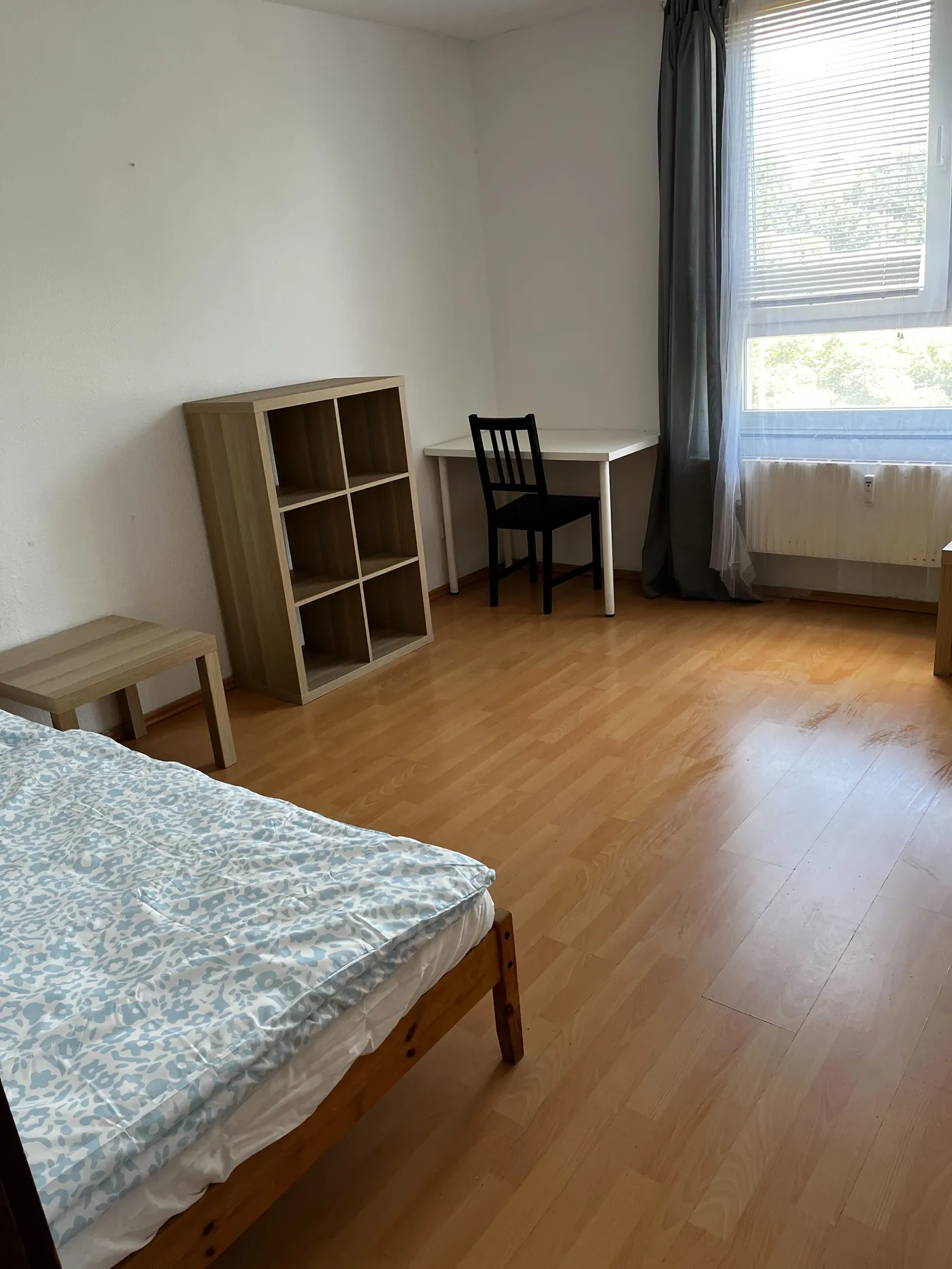 Weiteres Schlafzimmer der Monteurunterkunft in Erkrath mit Einzelbett, Schreibtisch und Stuhl am Fenster