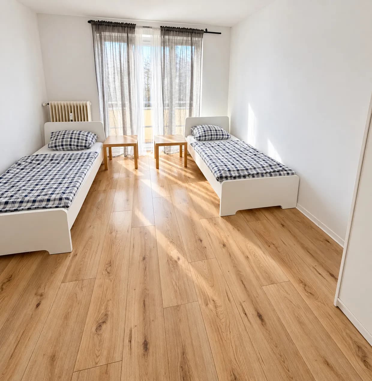 Zimmer mit zwei getrennten Einzelbetten und Tisch