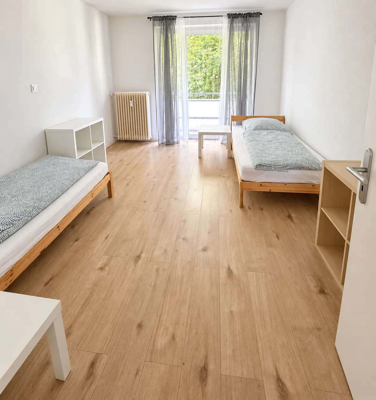 Weiteres Zimmer mit getrennten Betten in derselben Wohnung