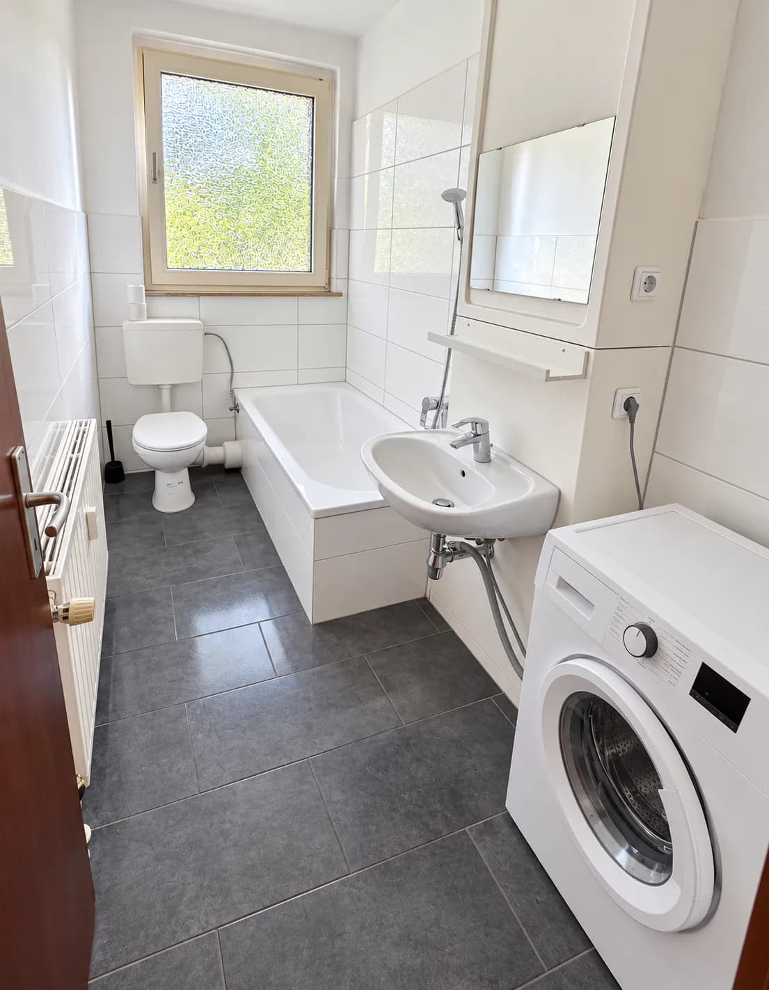 Wohnungsbeispiel: Bad mit Badewanne und Waschmaschine