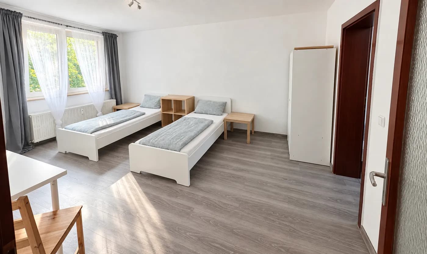 Wohnungsbeispiel: Schlafzimmer mit separaten Betten und Kleiderschrank