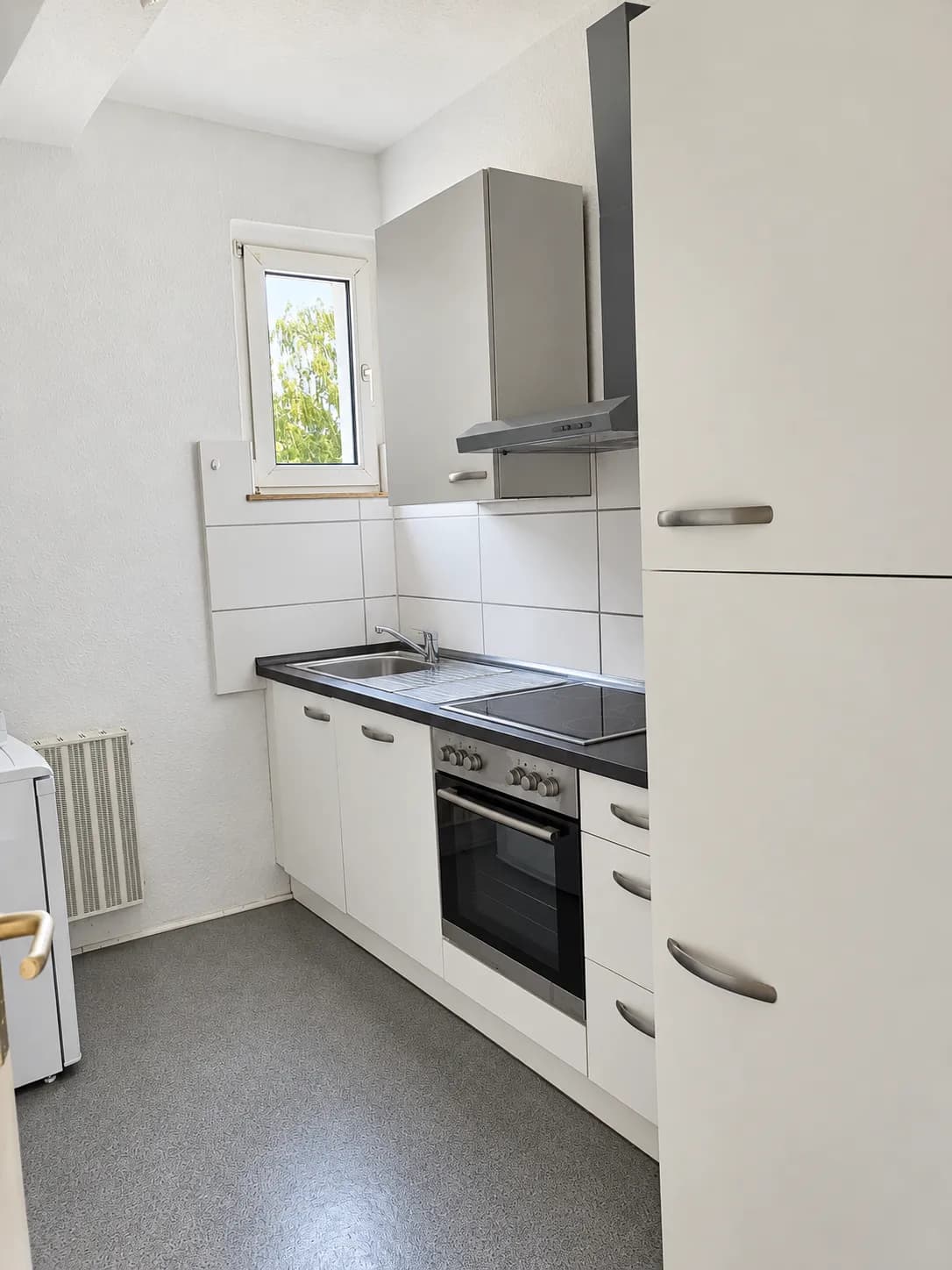 Wohnungsbeispiel: Küche mit Herd und Kühlschrank