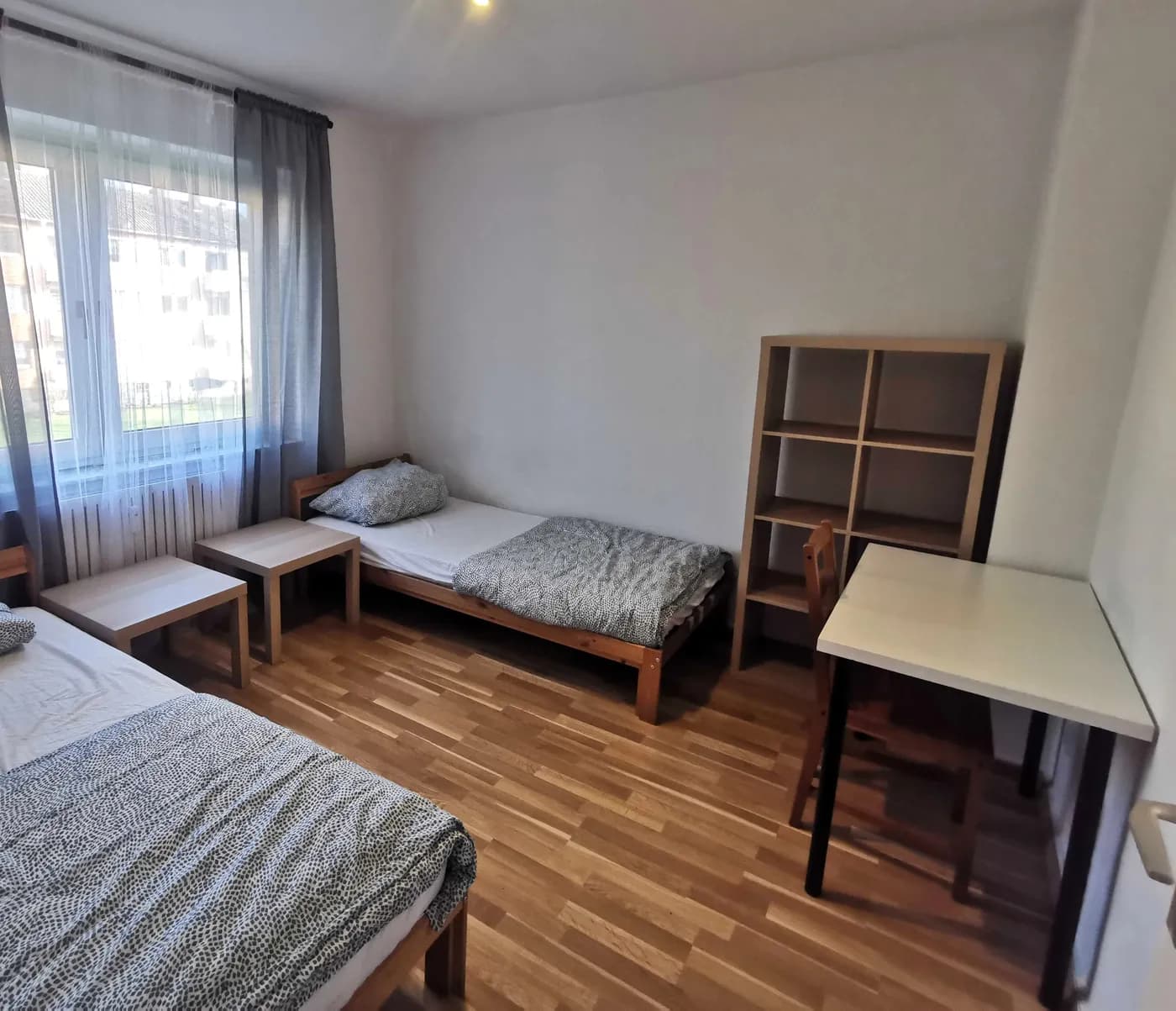 Schlafzimmer mit Einzelbetten und Arbeitstisch in einer Monteurwohnung in Gelsenkirchen