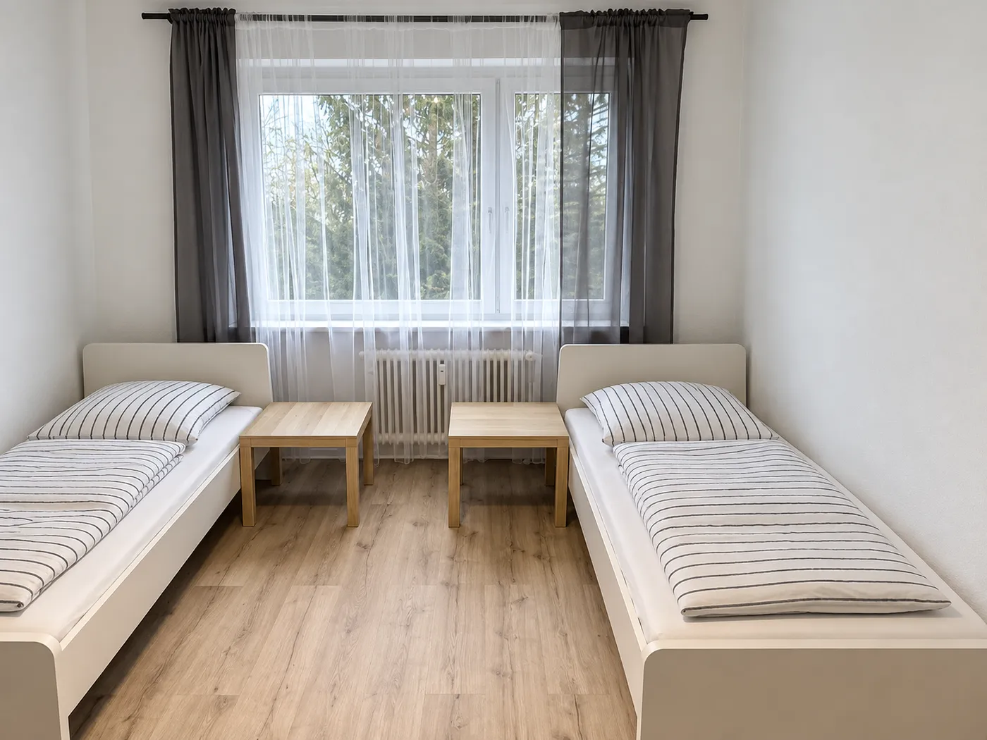 Schlafzimmer mit zwei getrennten Einzelbetten in einer Hometime24 Wohnung in Wuppertal-Ronsdorf