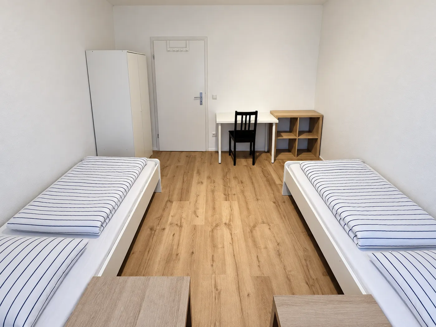 Weiteres Zimmer mit zwei Einzelbetten und Arbeitsplatz in derselben Wohnung in Wuppertal-Ronsdorf