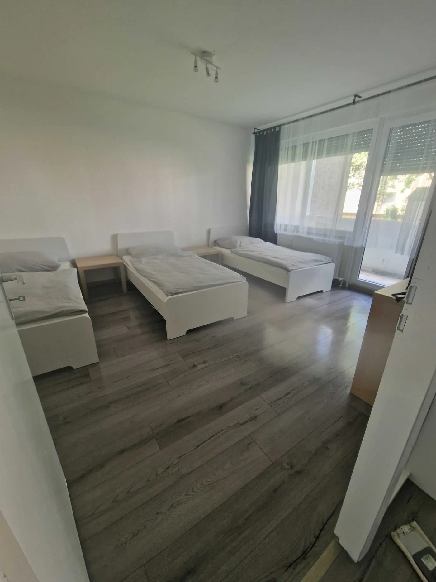 Geräumiges Mehrbettzimmer für ein Monteurteam in Hagen mit drei getrennten Einzelbetten