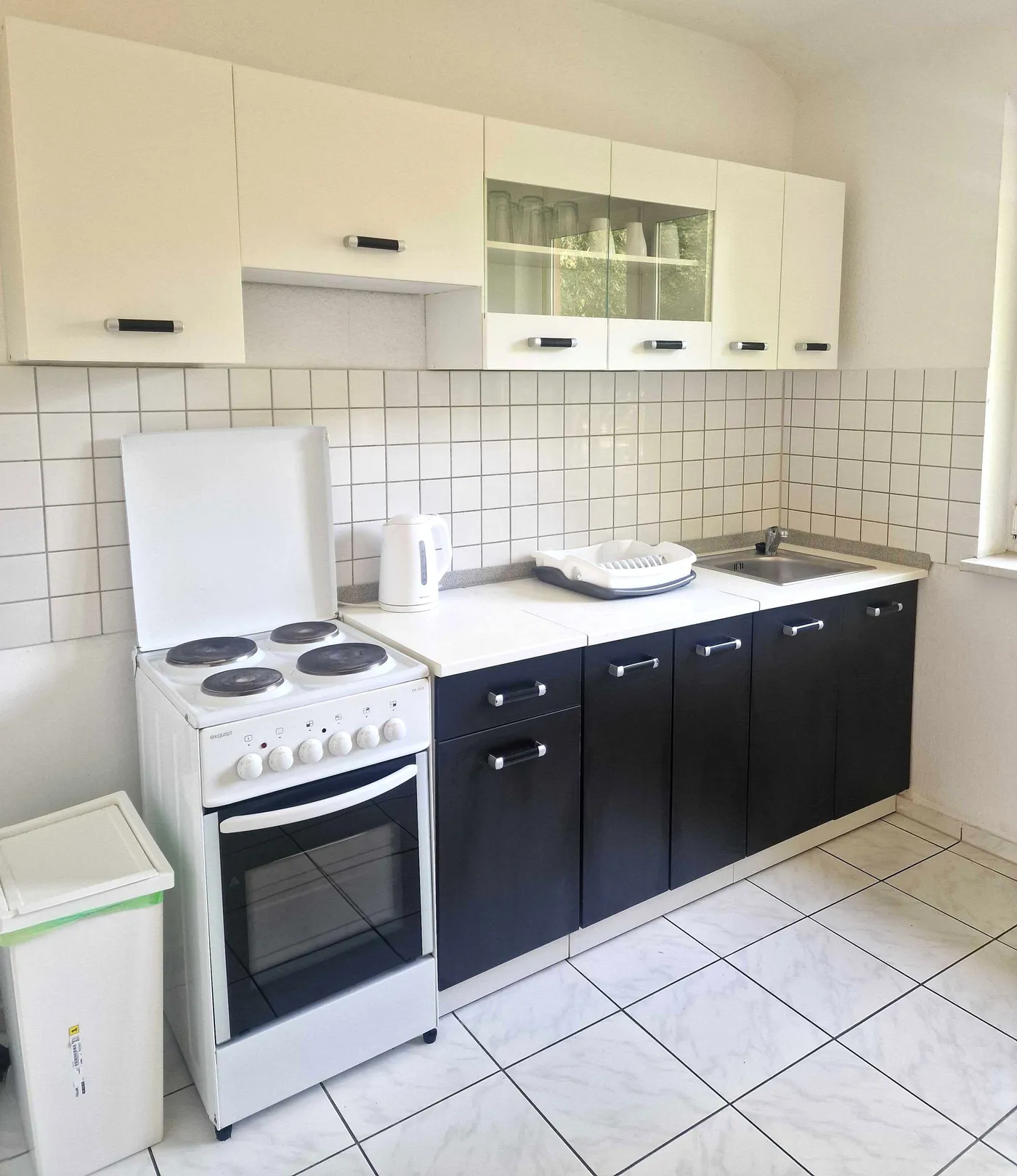 Ausgestattete Küche mit Elektroherd, Backofen und Essplatz in einer Monteurwohnung in Herne