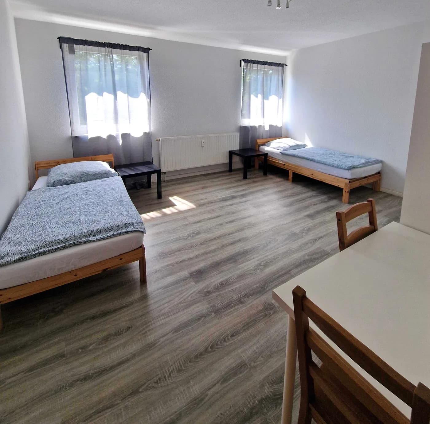 Helles Schlafzimmer einer Monteurwohnung in Herne mit zwei getrennten Einzelbetten