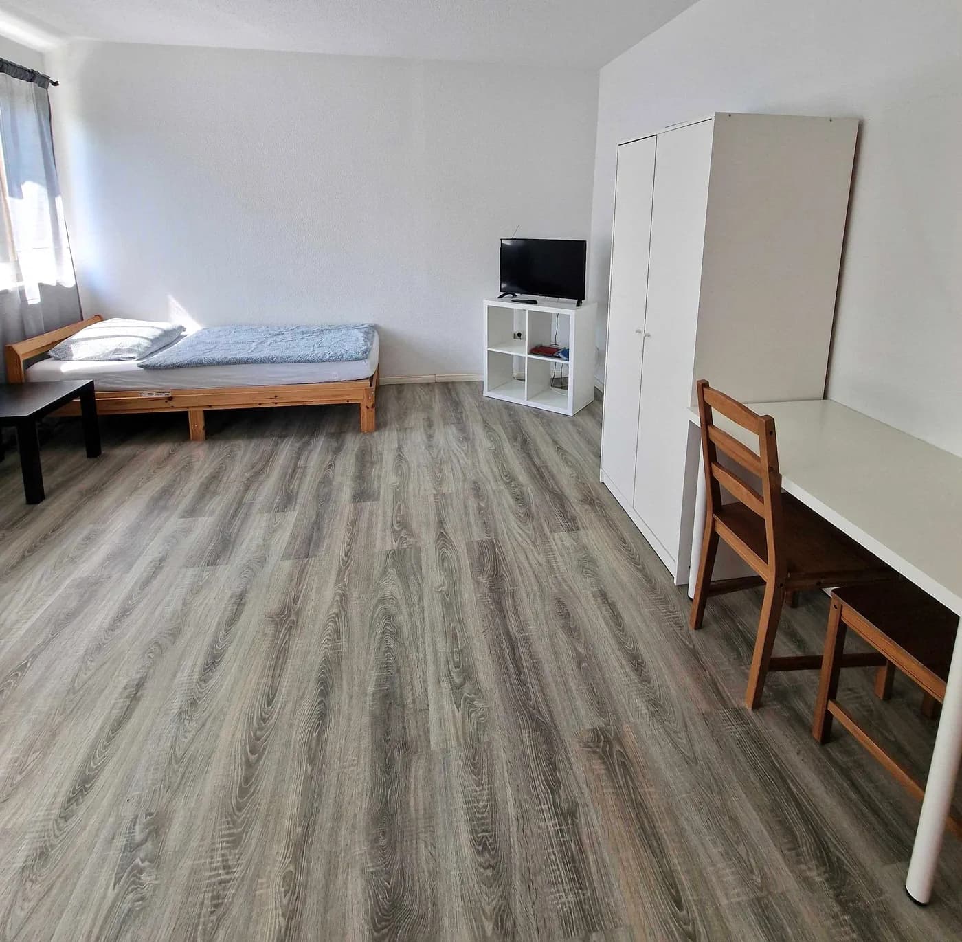 Weiteres Zimmer derselben Monteurwohnung in Herne mit Bett, Schreibtisch und TV