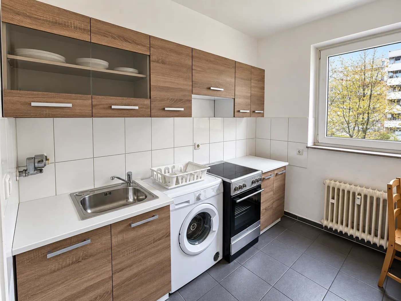 Küche mit Herd und Waschmaschine in der Wohnung in Solingen-Mitte
