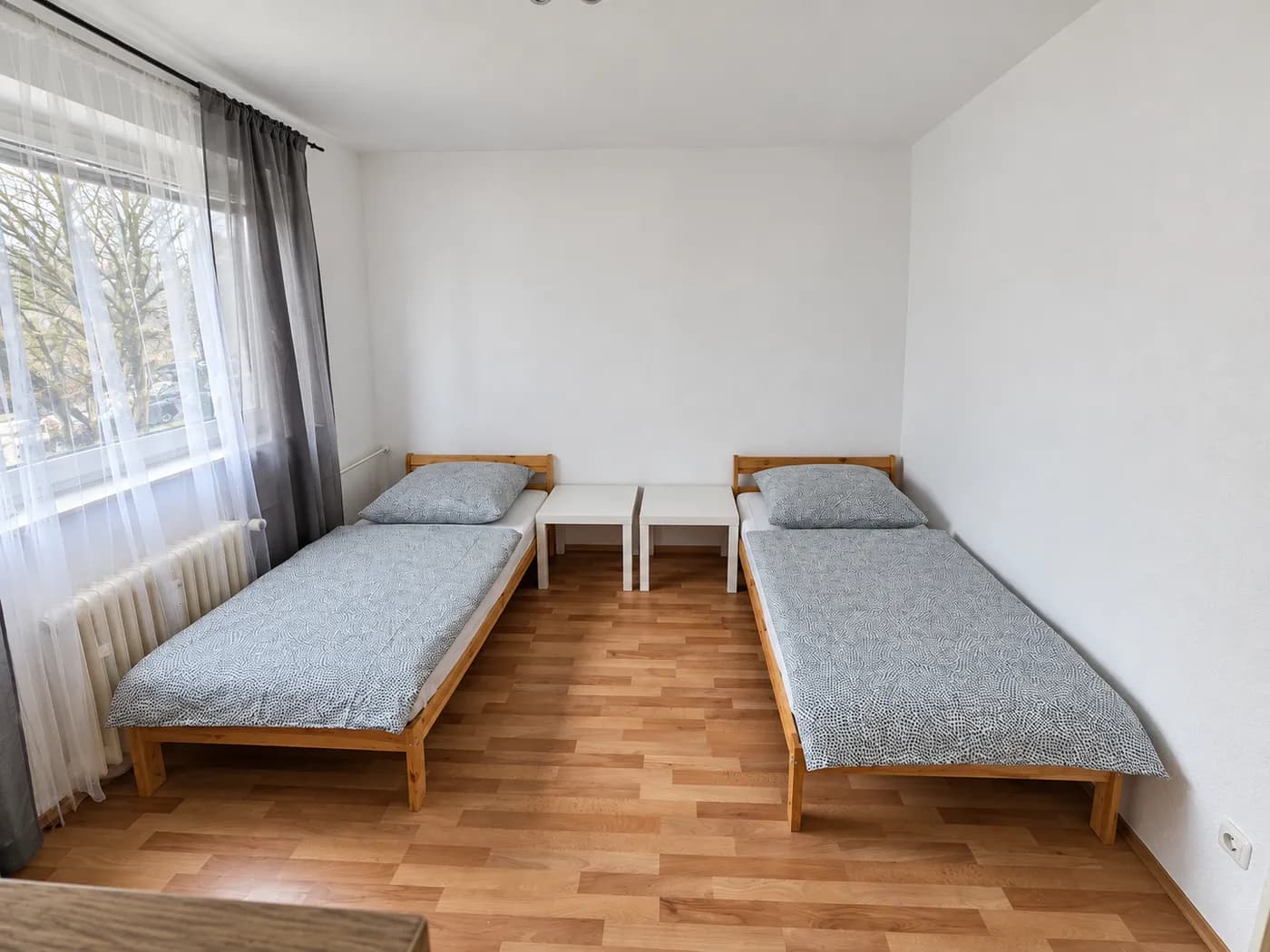 Schlafzimmer mit zwei getrennten Einzelbetten in derselben Wohnung in Solingen-Mitte