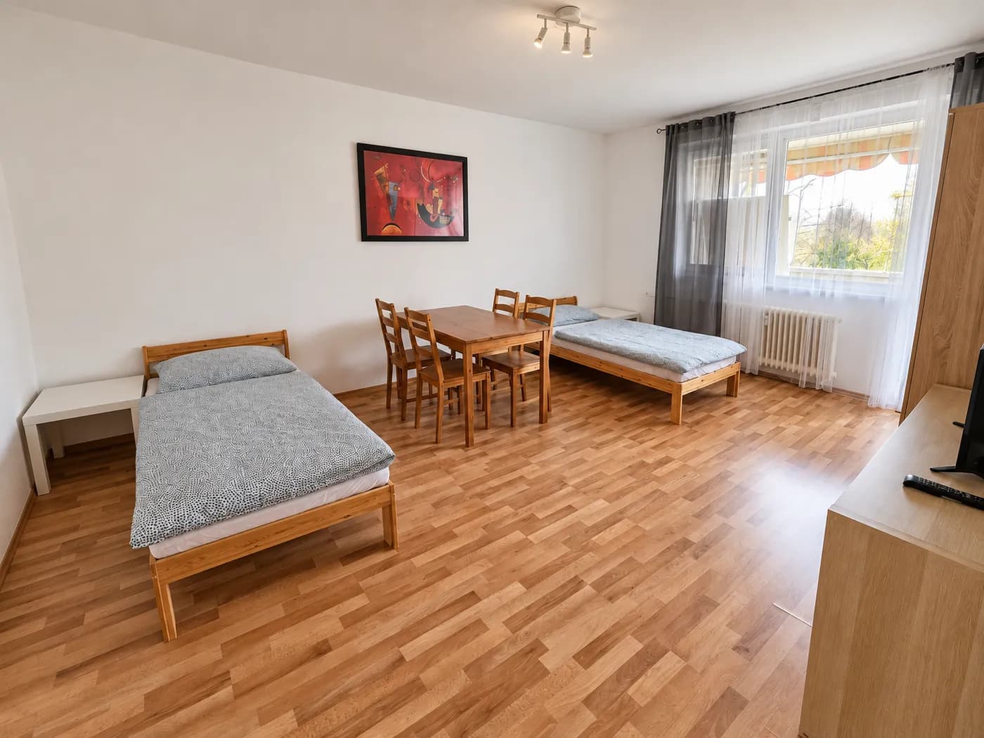 Großes Zimmer mit Einzelbetten und Esstisch in einer Hometime24 Wohnung in Solingen-Mitte