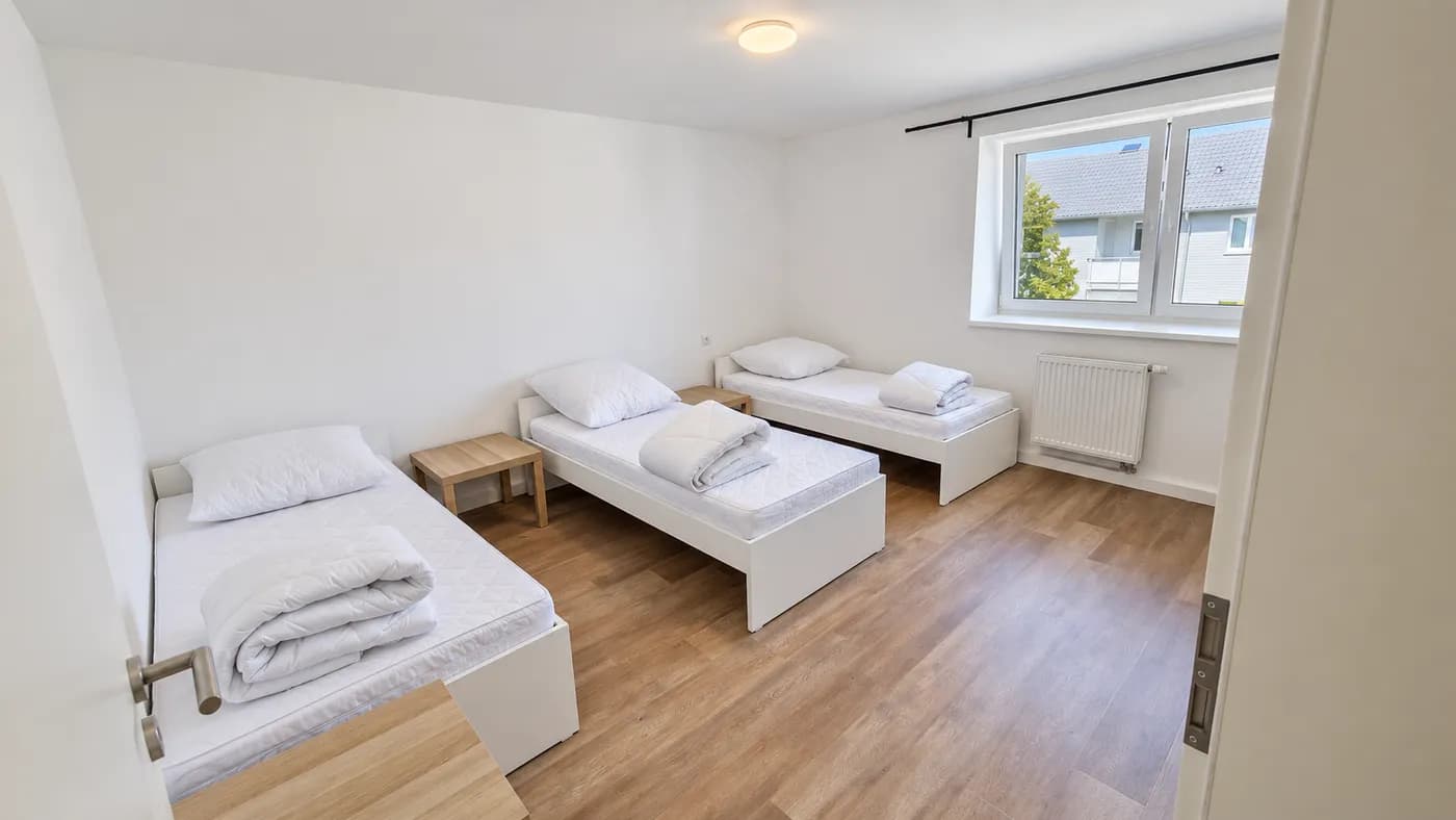 Drei getrennte Einzelbetten in einer Hometime24 Wohnung in Kösching