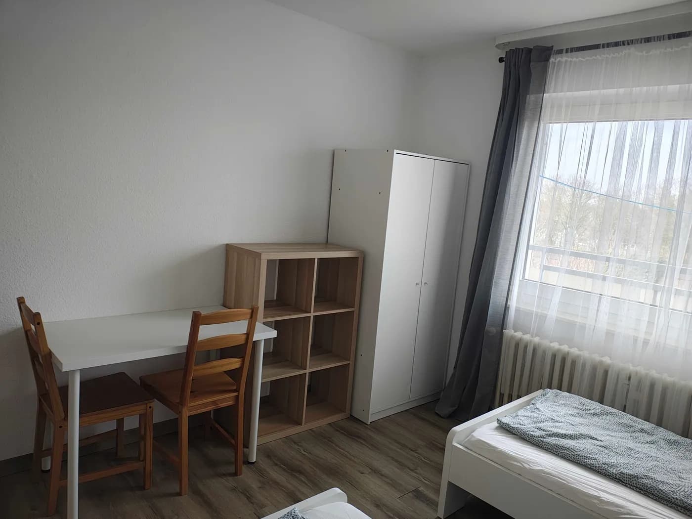 Zimmer mit Einzelbett und Schreibtisch in einem Monteurzimmer in Krefeld