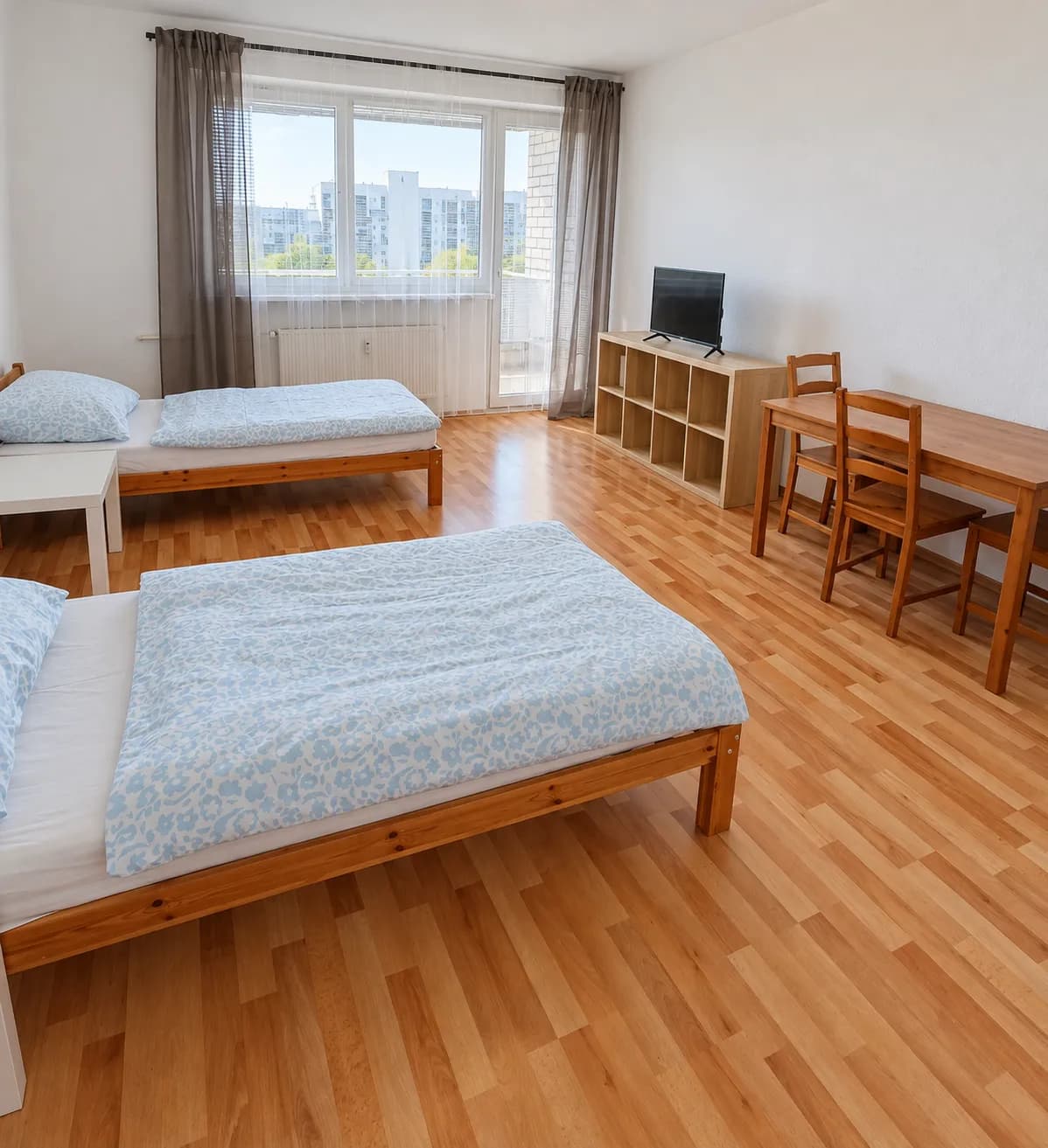 Zimmer mit zwei Einzelbetten und Essplatz in einer Hometime24 Wohnung in Solingen-Mitte
