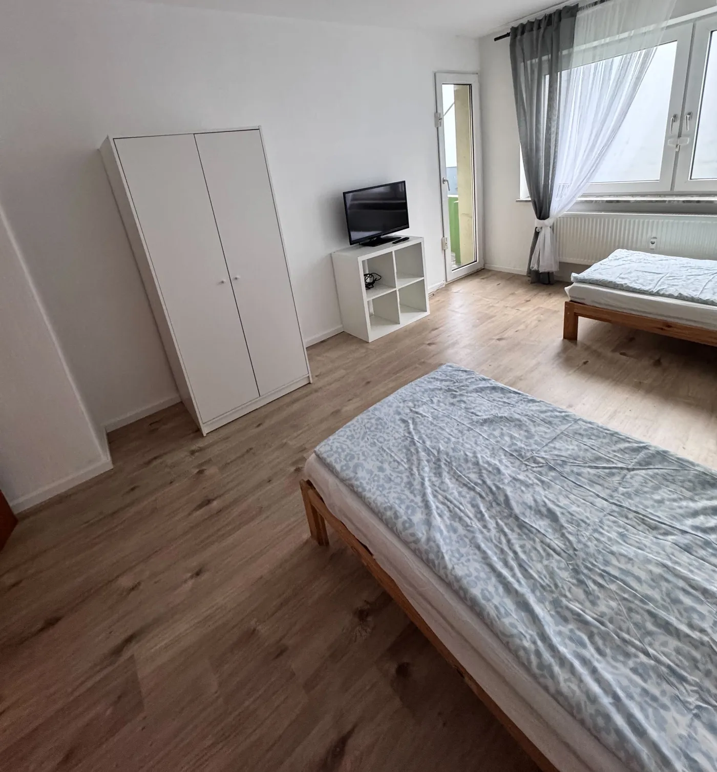 Geräumiges Zweibettzimmer mit Fernseher für ein Montageteam in Leverkusen