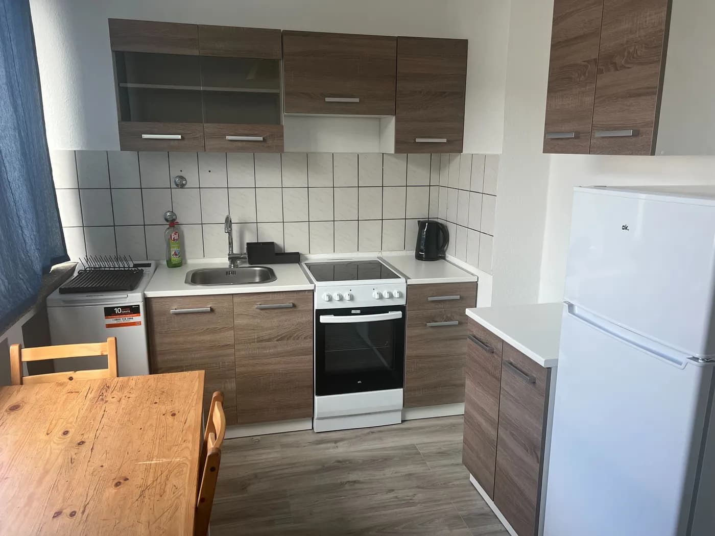 Voll ausgestattete Küche mit Herd und Essplatz in einer Monteurwohnung in Mönchengladbach